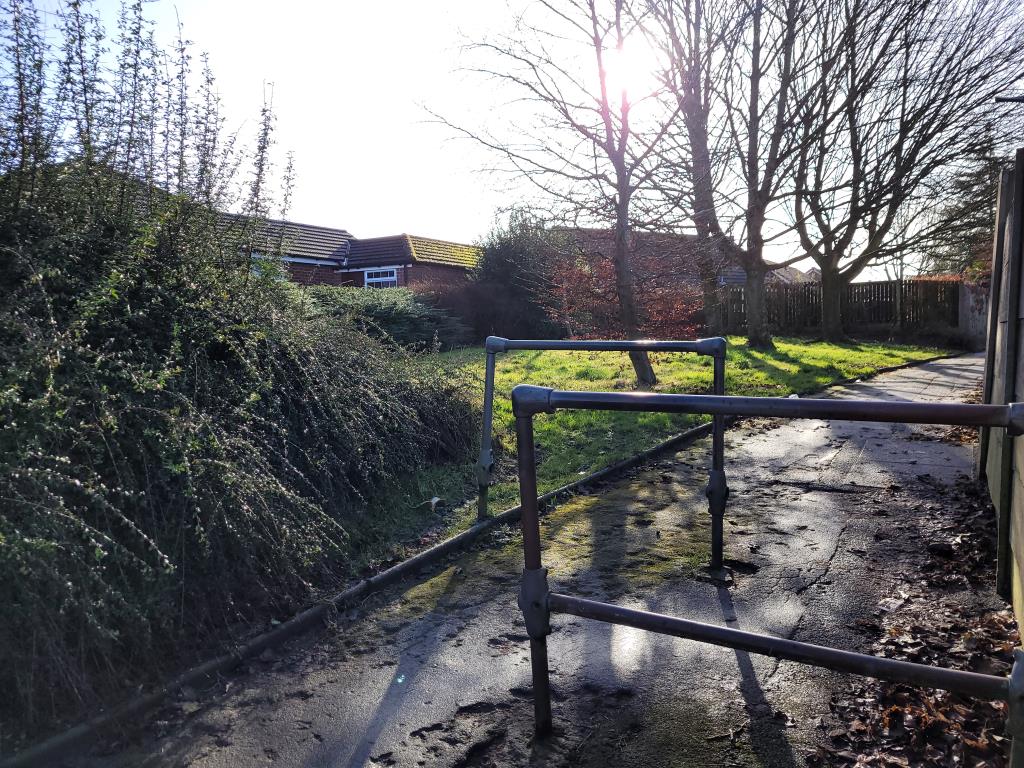Lot: 43 - FREEHOLD PARCEL OF LAND - Footpath entrance and land beyond